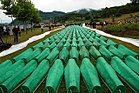 Tumbas de civís falecidos no masacre de Srebrenica