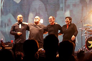 Pixies у 2009. Зліва направо: Джої Сантьяго, Блек Френсіс, Девід Ловерінг, Кім Діл