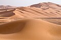 Libyanın Fizan bölgesindeki Sahra Çölünden bir kumul tepeciği