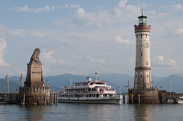     Harbor entrance in Lindau, with the Bavarian Lion, the New Lighthouse and the MS Schwaben.