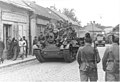トゥラーン中戦車に乗り込む兵士ら。手前は憲兵 (1944年8月)