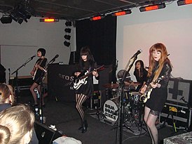 Dum Dum Girls в 2011 (слева направо: Джулз, Ди-Ди, Сэнди, Бэмби)
