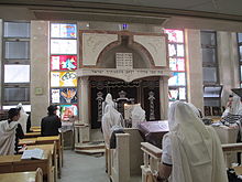 יהודים מתפללים בבית כנסת