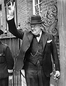 Вінстон Черчилль на ґанку резиденції
