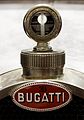 Un bouchon de radiateur de Bugatti Type 40 Coupé Fiacre Bourak-de Costier de 1927 lors du salon Rétromobile 2011.