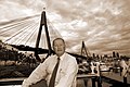 Ray Wedgwood, il progettista del ponte (sullo sfondo). Foto del 2004