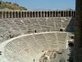 Gradins du théâtre d'Aspendos, divisés en cunei et séparés en ima cavea et summa cavea par une præcinctio.