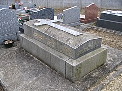 Tombe de François Mauriac au cimetière de Vémars.