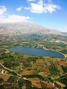 Lacul Ram lângă Muntele Hermon (fundal), în nord-estul Înălțimilor Golan