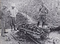Japán katonák Koreában lelőtt szovjet gép roncsait vizsgálják