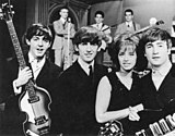 McCartney, Harrison, cantora pop sueca Lill-Babs e Lennon no set do programa sueco Drop-In, 30 de outubro de 1963.