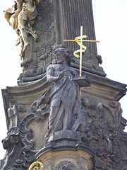 Au pied de la colonne de la Sainte-Trinité à Olomouc (République tchèque).
