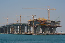 Az 5+5 sávos Saadiyat-híd építése Abu Dhabi és egy sziget között. (2008.)