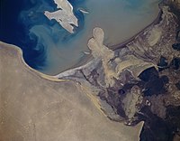 Uzbekistan, Delta del fiume Amu Daria che finisce nel bacino endoreico del Lago d'Aral. Il prosciugamento di questo bacino, avvenuto negli ultimi 45 anni ha condotto all'esposizione subaerea permanente dell'apparato deltizio. Si osserva (1994) un incipiente formazione di un nuovo delta in risposta al nuovo equilibrio idrologico.
