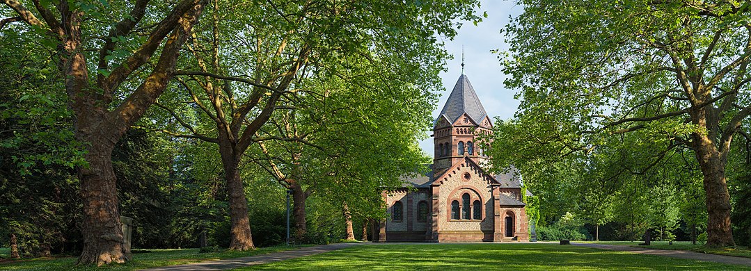     Chapel on the historic city cemetery in Göttingen.