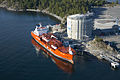 Tanker na přepravu LNG Coral Methane u norského terminálu v Nynäshamn