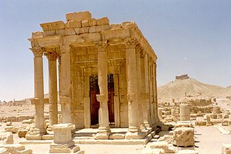 Вхід до храму, фото влітку 2001 року