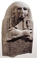 Coperchio del sarcofago mummiforme di Aset, cantatrice di Amon e moglie di Djehutymes. Granito rosa, con tracce di dipinto. Museo Egizio, Torino.