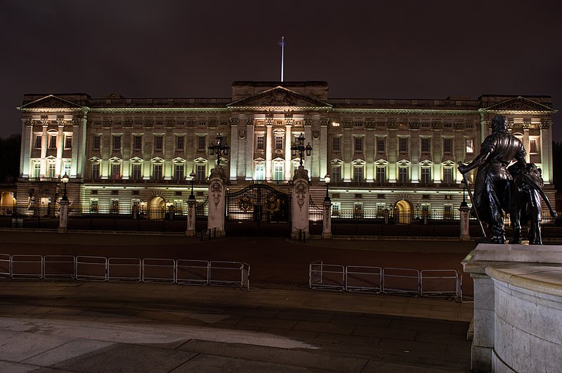 File:Buckingham Palace at night.jpg