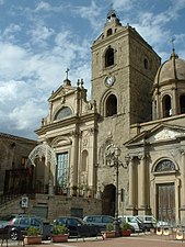 Cattedrale di Maria Santissima assunta e la chiesa di san Giorgio.