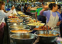Прилавок на ринку в Таїланді, де продають продукти навинос