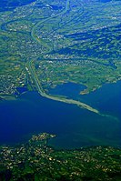 Lago di Costanza, delta lacustre del fiume Reno, è evidente l'azione antropica di rinforzo agli argini del canale principale, intervento possibile a causa della bassa energia ambientale dell'ambiente lacustre.
