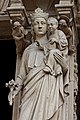 Statue de la Vierge Marie ornant le portail de la Vierge sur la façade ouest de la cathédrale Notre-Dame de Paris.