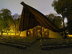 Escenario de actuación en el parque del palacio Mariyinski.