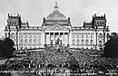 הפגנה בגרמניה מול הריכסטאג נגד ההסכם. מאי 1919.