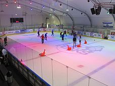 משחק הוקי קרח בהיכל הקרח בפארק פרס, חולון