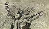 سربازان هندی آماده می‌شوند تا با اسلحه‌های لوئیس علیه هواپیماهای دشمن شلیک کنند.