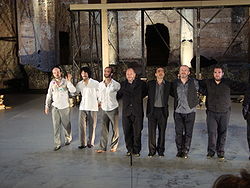 להקת "א פילטה" יחד עם הכוראוגרף סידי לארבי שרקאווי - בקצה השמאלי, בעת מופע בטיבולי