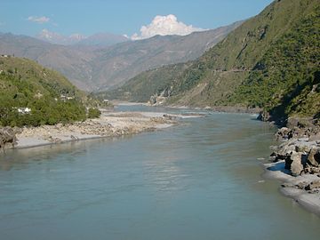 Die Indus soos vanaf die Karakoram-grootpad in Pakistan gesien