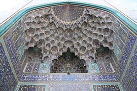 داخل قبة مقرنصة في مسجد الشاه في أصفهان بإيران