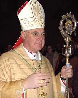 Le cardinal Gerhard Ludwig Müller tenant sa crosse épiscopale.
