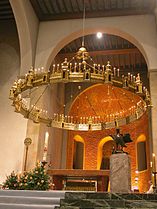 Il lampadario Hezilo sopra l'altare della cattedrale (1960-2010)