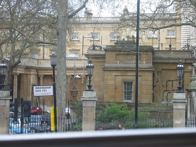 File:Side entrance for Buckingham Palace - geograph.org.uk - 2081852.jpg