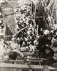 남하하기 위해 끊어진 대동강 철교를 오르는 피난민들. 1950년 12월 3일 D. Helms 중사 촬영.