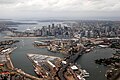 Veduta aerea del ponte nell'area urbana di Sydney; si possono scorgere anche il Sydney Harbour Bridge e il Teatro dell'Opera di Sydney
