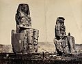 Colossi di Amenofi III, della XVIII dinastia egizia, soprannominati "Colossi di Memnone", in una fotografia del 1858.