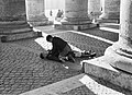 Bambini che giocano nel colonnato di Piazza San Pietro a Roma, 1937 (Willem van de Poll)