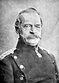 Albrecht von Roon, ministro della guerra. Svolse un ruolo fondamentale nel processo di riforma dell'esercito prussiano, contribuendo a incrementare il numero di riservisti a disposizione dell'esercito. Ebbe voce in capitolo durante la guerra