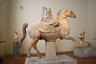 Officier monté portant un corselet trouvé à Milos, marbre de Paros de l'époque hellénistique (ca 100 av. J.-C.)