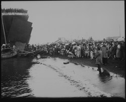 1950년 12월 19일 흥남 철수 당시 상륙함에 오르기 위해 늘어선 피난민들. 일부는 소달구지로 끌고온 하찮은 물품들을 어선에 싣고 있다.