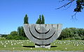 Památník ve tvaru menory na židovském hřbitově
