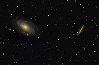 M81 (à gauche) et M82 (à droite). Outre ces dernières, le groupe G2 comprend 32 autres galaxies connues.