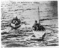 Scialuppe si dirigono verso il Carpathia (a destra la n° 14, sulla quale si trovava il 5º ufficiale Harold Lowe, a sinistra la D)[82]