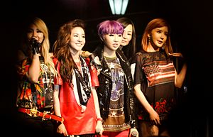 2NE1 vystupují v Clarke Quay, Singapur Zleva: CL, Dara, Minzy, Bom