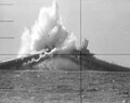 Americká ponorka USS Devilfish zasažená jako cvičný cíl torpédem vypuštěným ponorkou USS Wahoo
