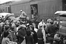 אזרחים אמריקאים ממוצא יפאני יורדים מרכבת בדרך למחנה מעצר.